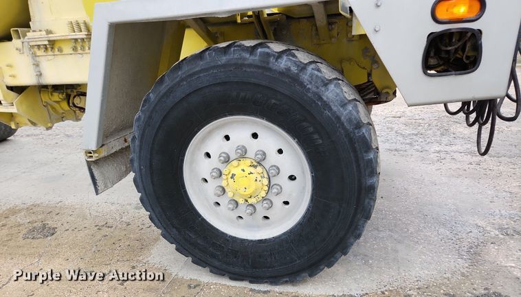 image for item EA9443 2003 Oshkosh S Series  ready mix truck