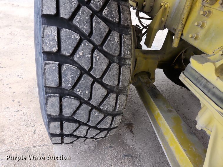 image for item EA9443 2003 Oshkosh S Series  ready mix truck