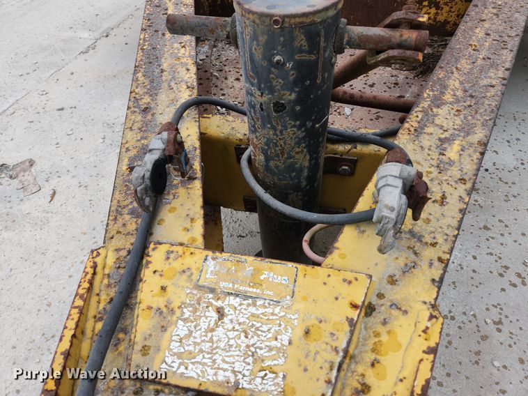 image for item EA9444 2003 Eager Beaver 20HALX  equipment trailer