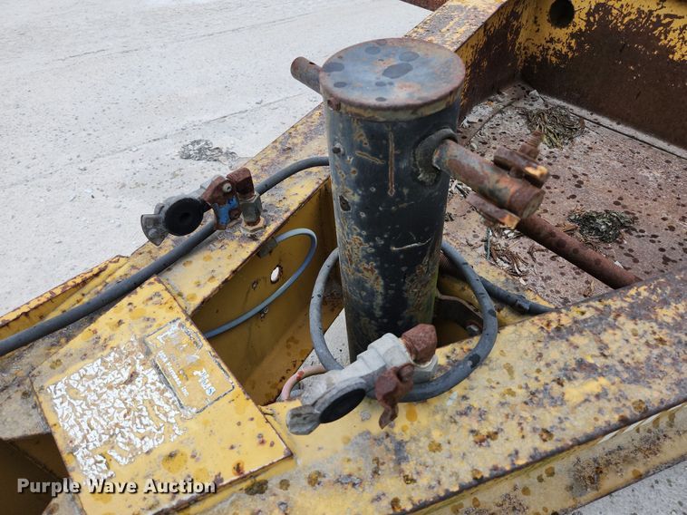 image for item EA9444 2003 Eager Beaver 20HALX  equipment trailer