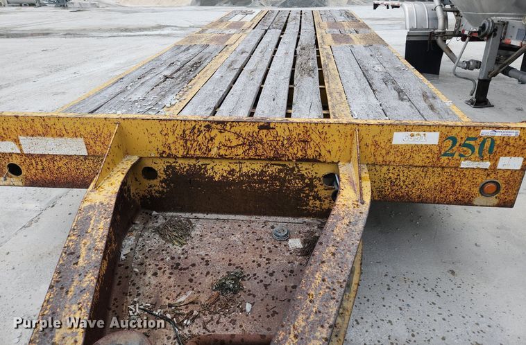 image for item EA9444 2003 Eager Beaver 20HALX  equipment trailer