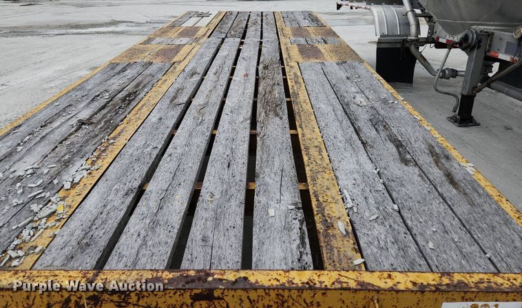 image for item EA9444 2003 Eager Beaver 20HALX  equipment trailer