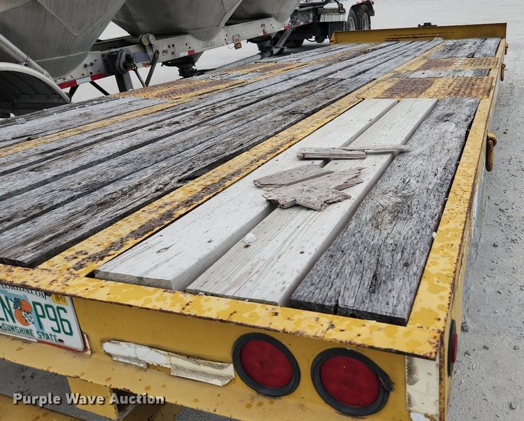 image for item EA9444 2003 Eager Beaver 20HALX  equipment trailer