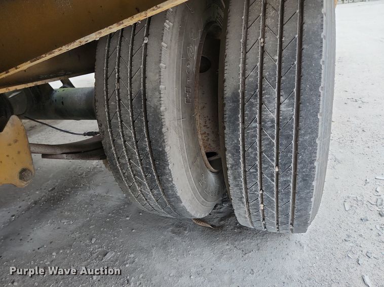 image for item EA9444 2003 Eager Beaver 20HALX  equipment trailer