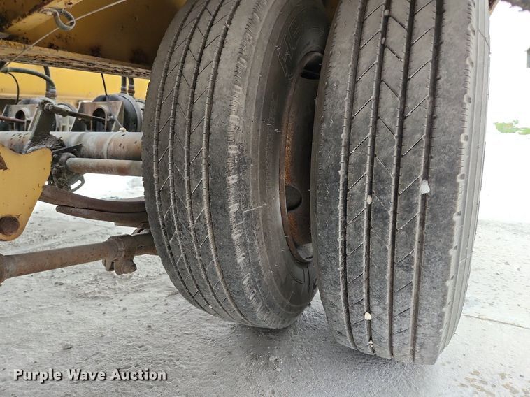 image for item EA9444 2003 Eager Beaver 20HALX  equipment trailer