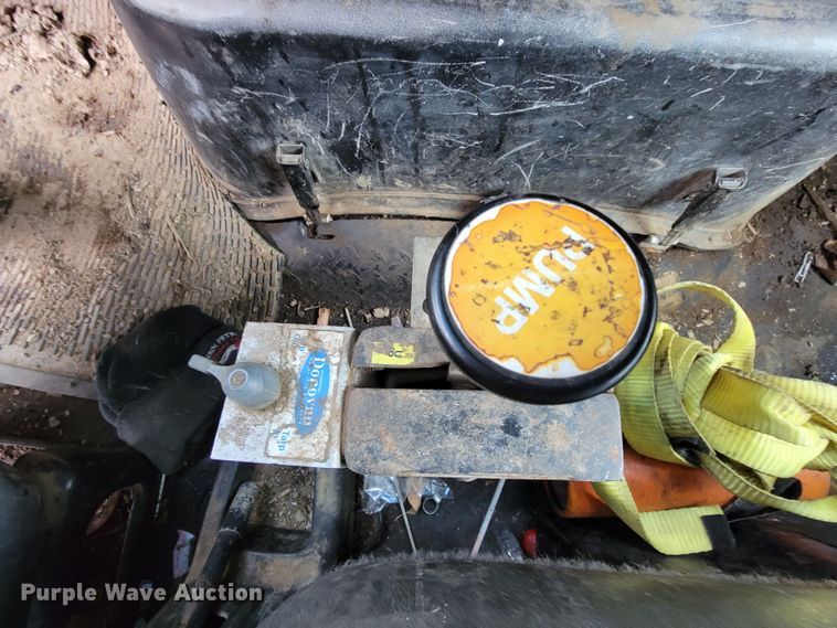 image for item HG9442 2003 GMC C7500  dump truck