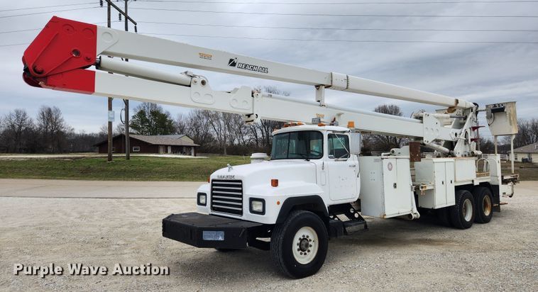 image for item JB9470 1992 Mack RD690S  bucket truck