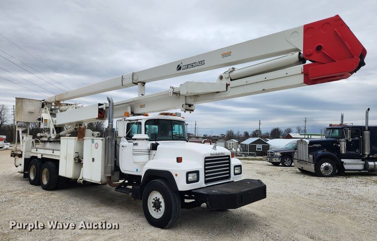 image for item JB9470 1992 Mack RD690S  bucket truck