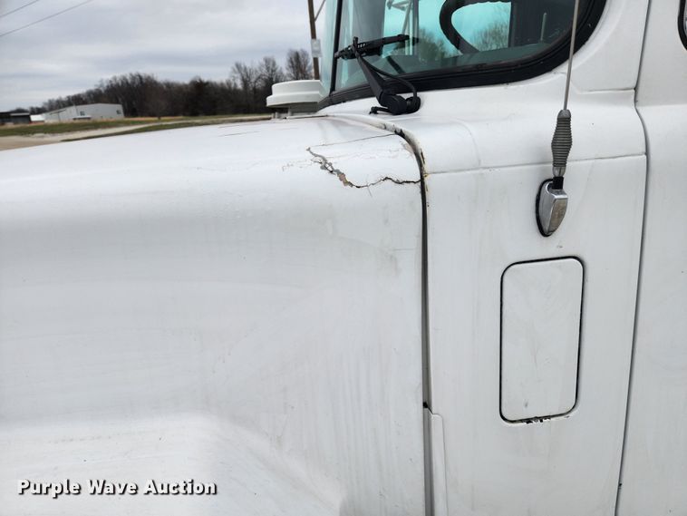 image for item JB9470 1992 Mack RD690S  bucket truck