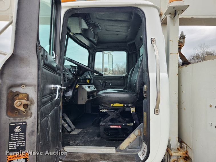 image for item JB9470 1992 Mack RD690S  bucket truck