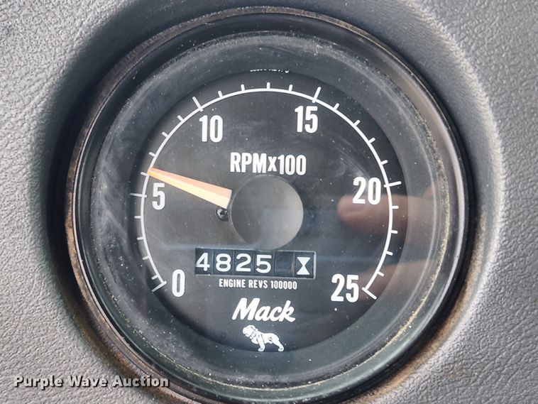 image for item JB9470 1992 Mack RD690S  bucket truck