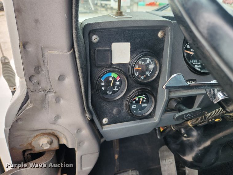 image for item JB9470 1992 Mack RD690S  bucket truck