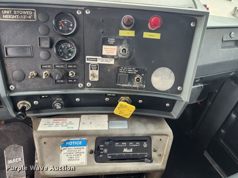 image for item JB9470 1992 Mack RD690S  bucket truck