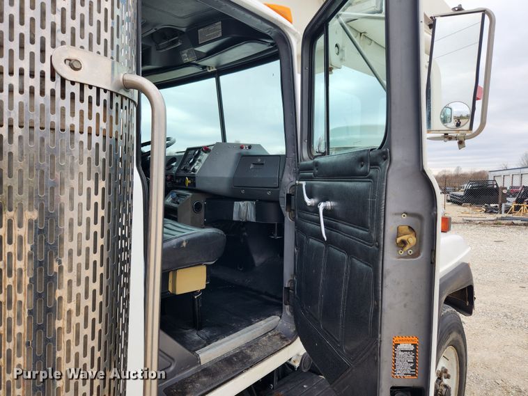 image for item JB9470 1992 Mack RD690S  bucket truck