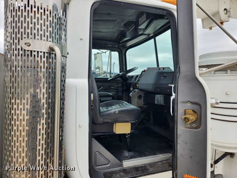 image for item JB9470 1992 Mack RD690S  bucket truck