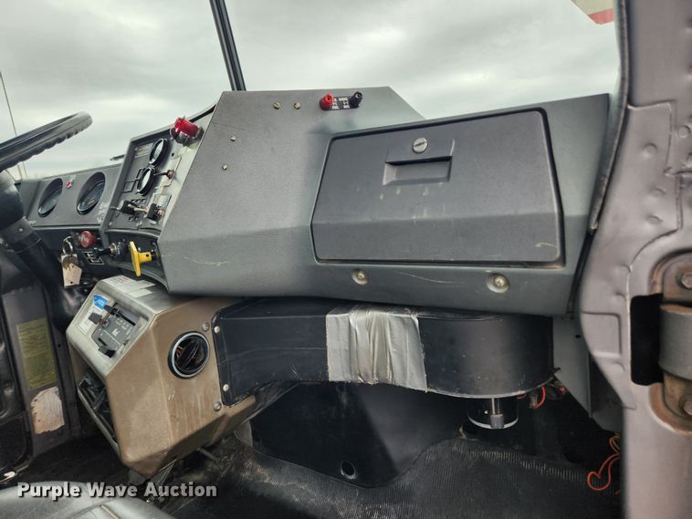 image for item JB9470 1992 Mack RD690S  bucket truck