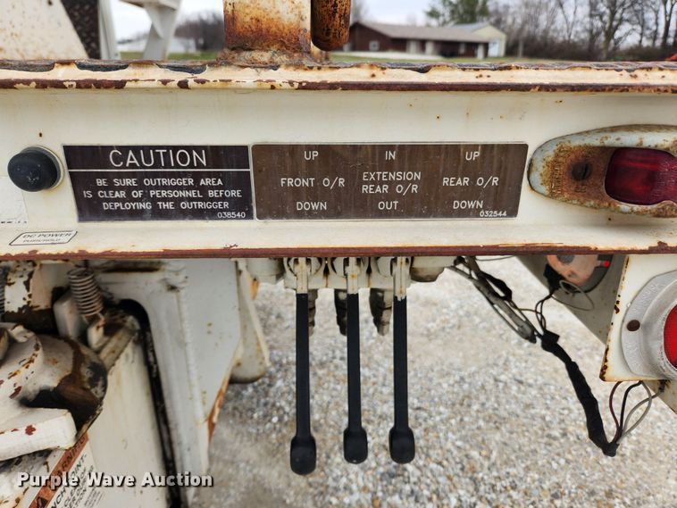 image for item JB9470 1992 Mack RD690S  bucket truck