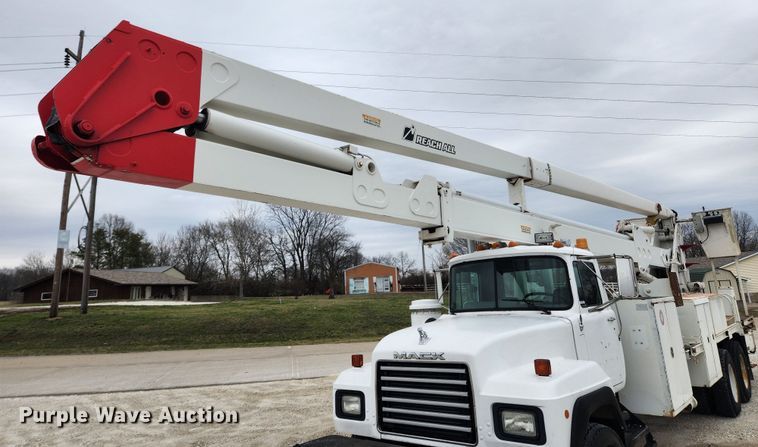 image for item JB9470 1992 Mack RD690S  bucket truck