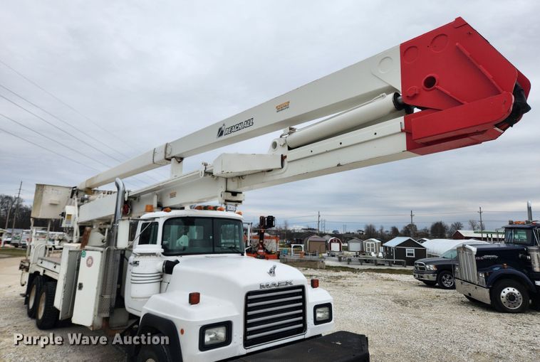 image for item JB9470 1992 Mack RD690S  bucket truck