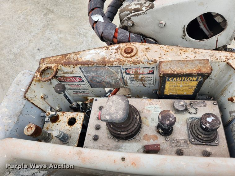 image for item JB9470 1992 Mack RD690S  bucket truck