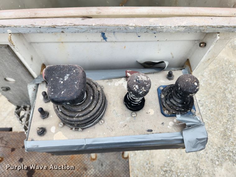 image for item JB9470 1992 Mack RD690S  bucket truck