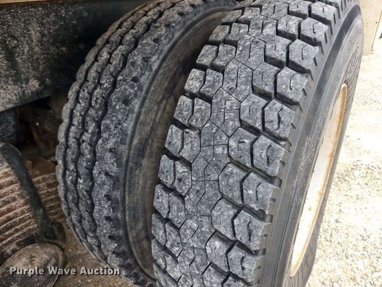 image for item JB9470 1992 Mack RD690S  bucket truck