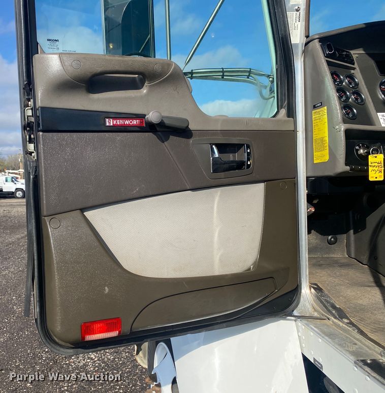 image for item KB9565 2013 Kenworth T370  utility / service truck