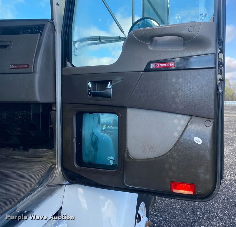 image for item KB9565 2013 Kenworth T370  utility / service truck