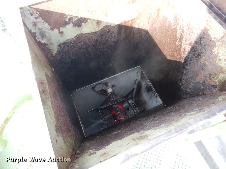 image for item KU9848 1999 Peterbilt 378  hydroseeder truck