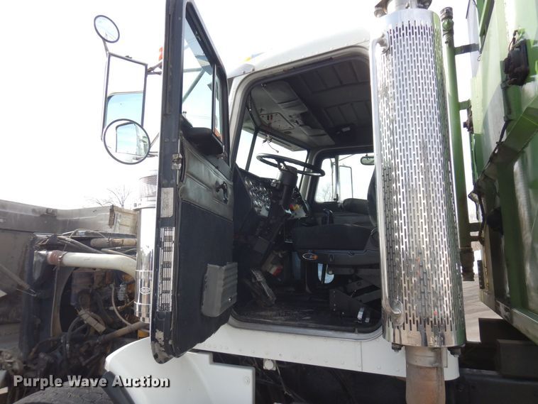 image for item KU9848 1999 Peterbilt 378  hydroseeder truck