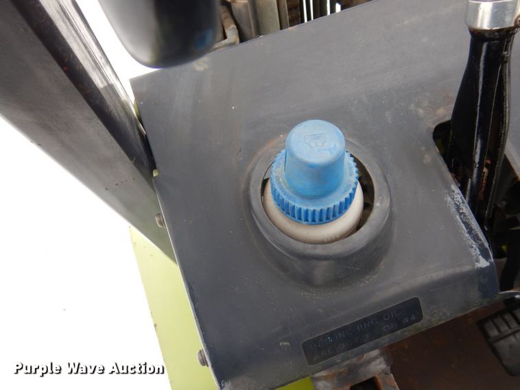 image for item KU9851 Clark CMP450D  forklift