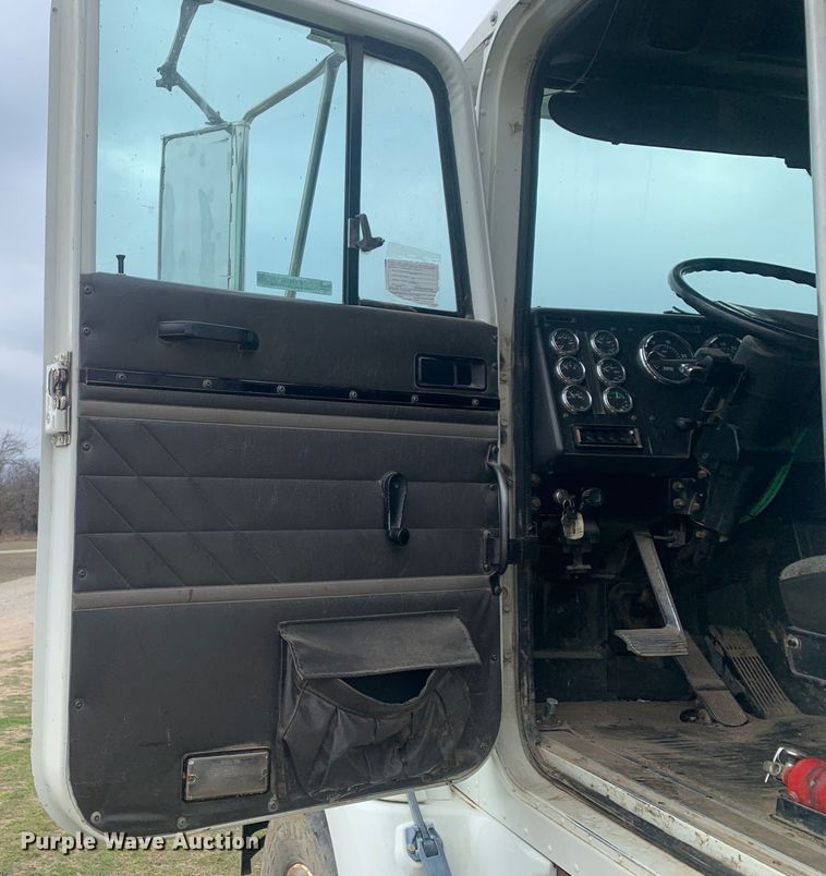 image for item KV9650 1998 International 9100  crane truck