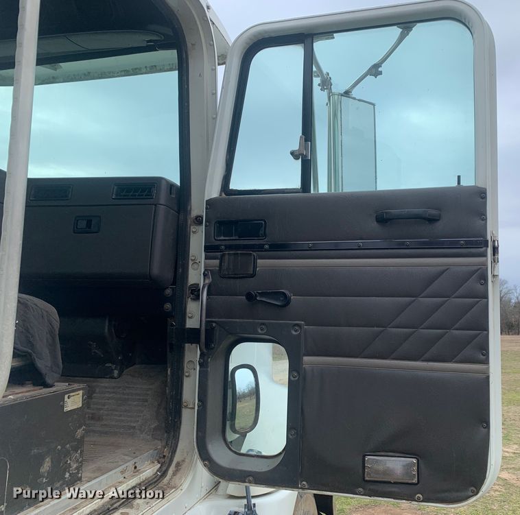 image for item KV9650 1998 International 9100  crane truck