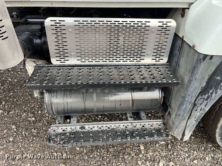 image for item LA9826 2013 International WorkStar 7500  dump truck