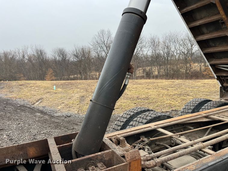 image for item LA9826 2013 International WorkStar 7500  dump truck