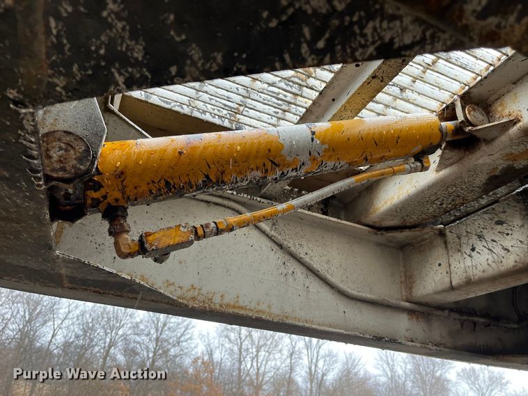 image for item LA9827 1994 Butler BT-2425-AUE  tilt deck equipment trailer