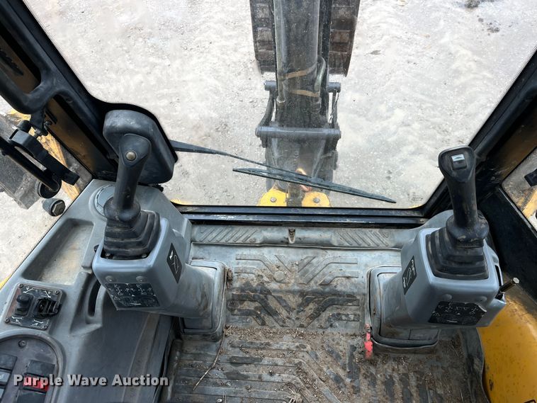 image for item LA9829 2006 Volvo BL70  backhoe