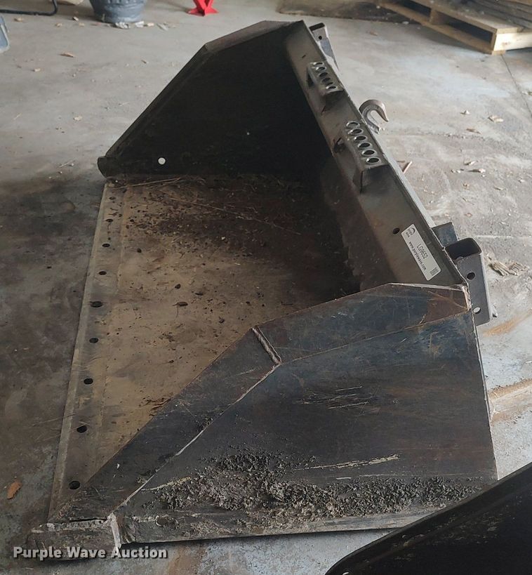 image for item LG9652 Melroe  skid steer bucket