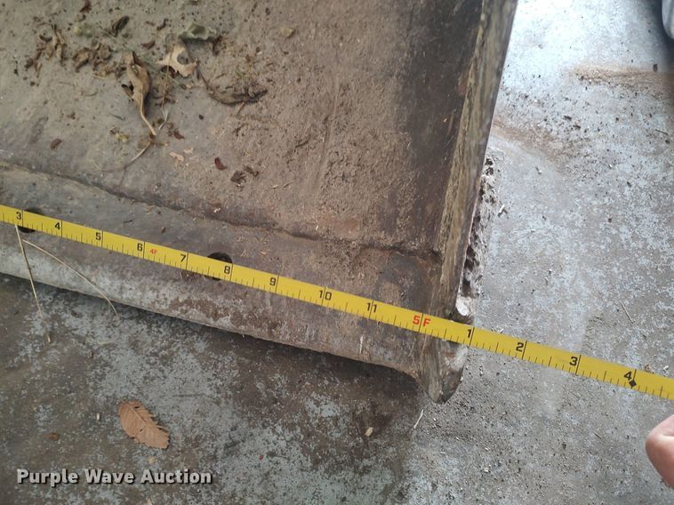 image for item LG9652 Melroe  skid steer bucket