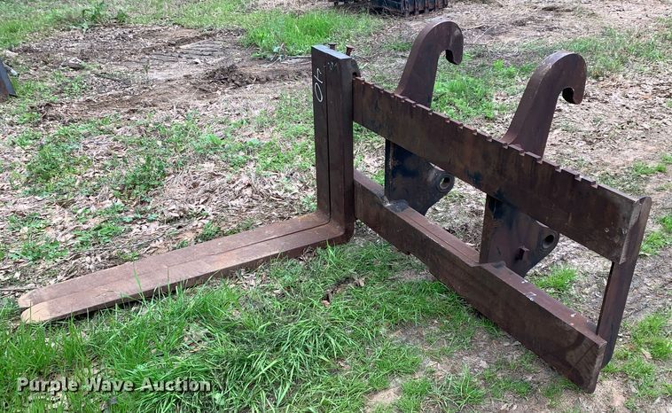 image for item LI9128 Caterpillar  48" L forks