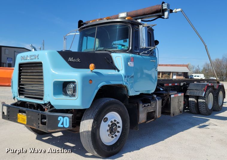 image for item MB9868 1997 Mack DM690S  roll-off container truck