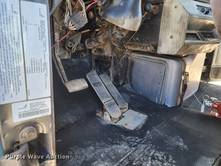 image for item MB9868 1997 Mack DM690S  roll-off container truck