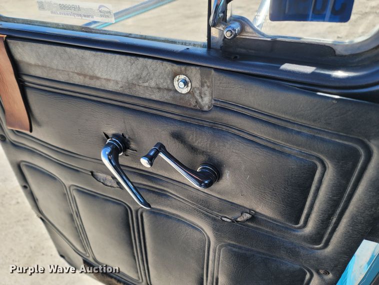 image for item MB9868 1997 Mack DM690S  roll-off container truck