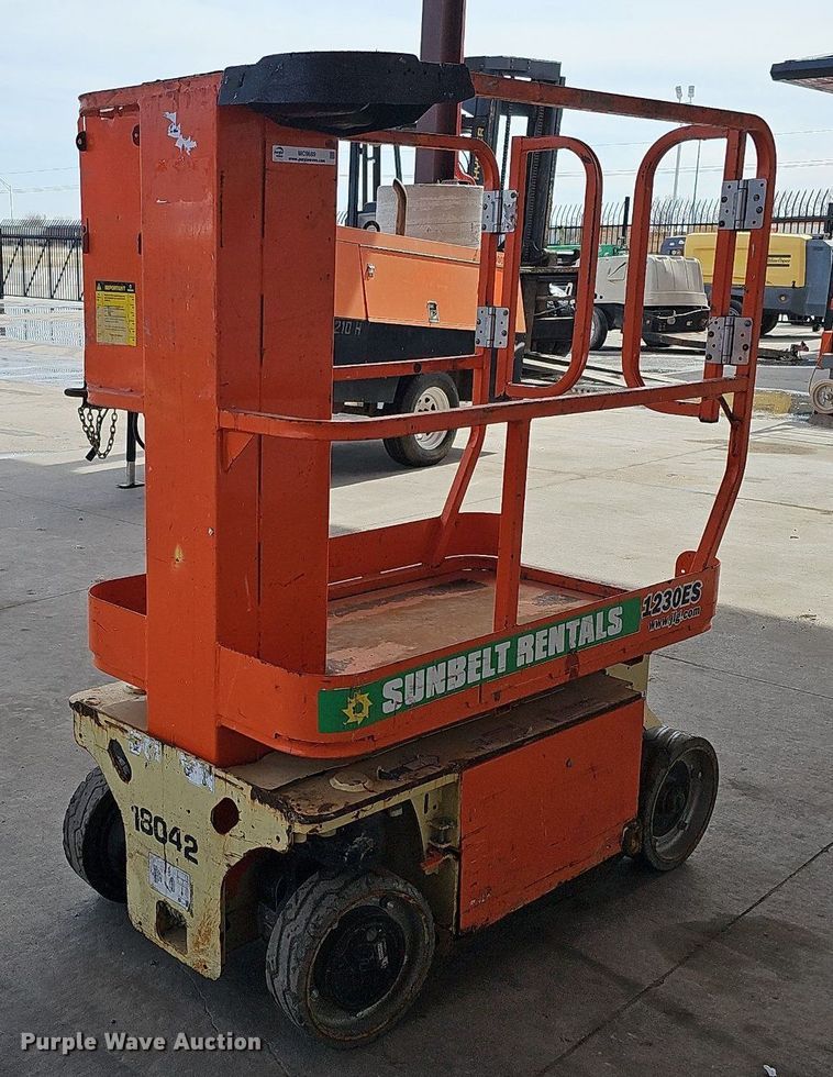 image for item MC9689 2014 JLG 1230ES  vertical lift