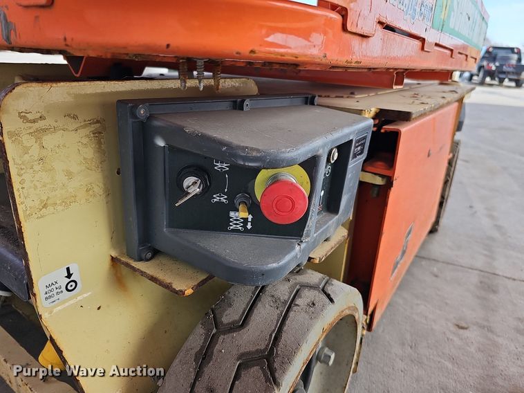 image for item MC9689 2014 JLG 1230ES  vertical lift