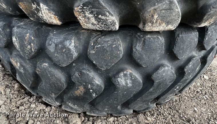 image for item MF9829 (6) 20.5R25 tires