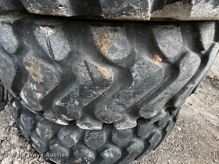 image for item MF9829 (6) 20.5R25 tires