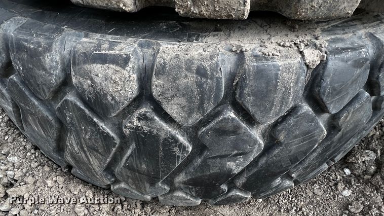 image for item MF9829 (6) 20.5R25 tires