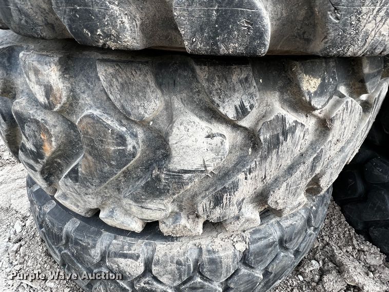 image for item MF9829 (6) 20.5R25 tires