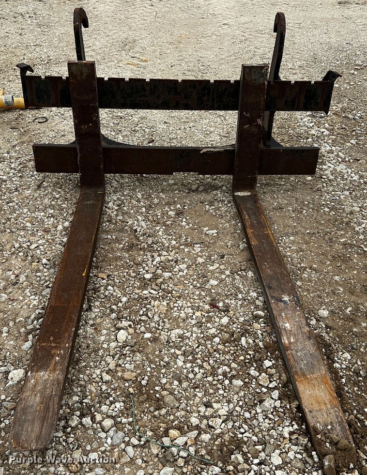 image for item MF9842 John Deere  forks